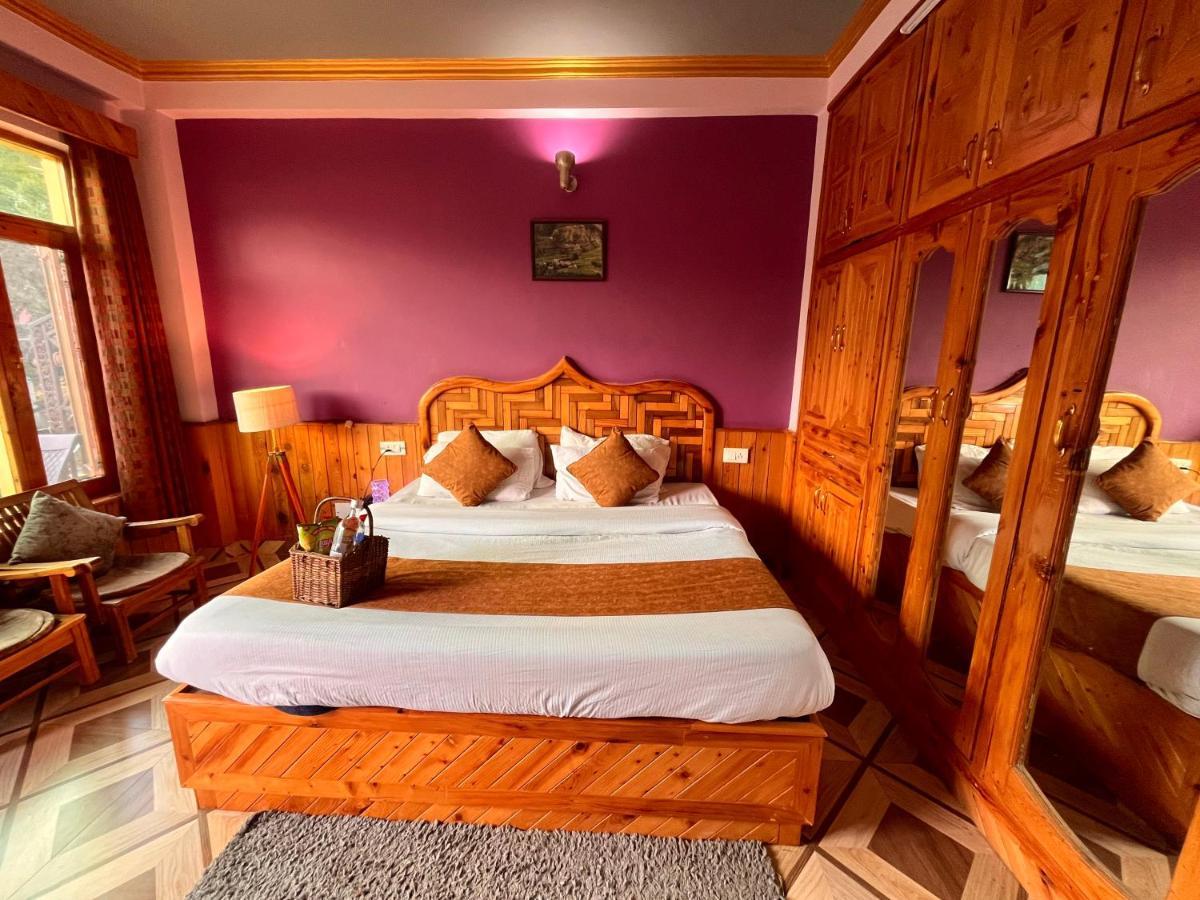 Woods Villa- A Luxury Mountains View Cottages Manāli Exteriör bild