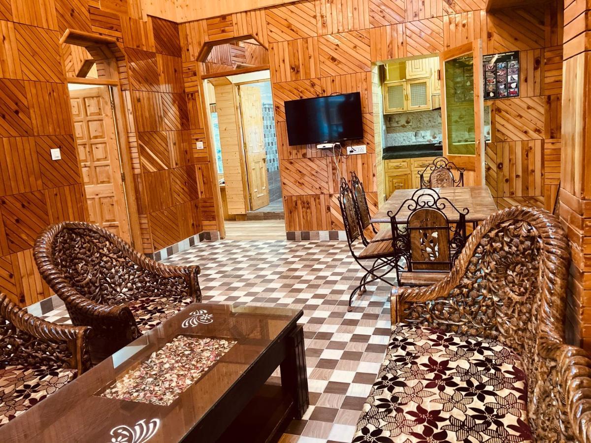Woods Villa- A Luxury Mountains View Cottages Manāli Exteriör bild